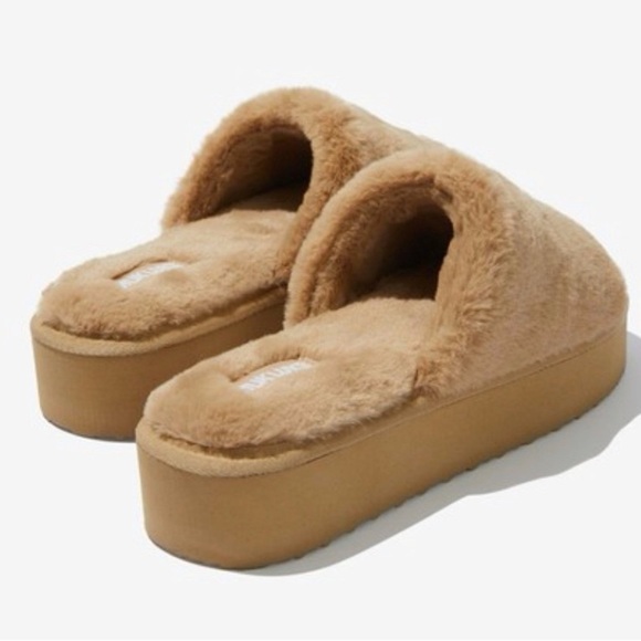 NEW Muk Luks Kirstey Faux Fur Slide Platform Slides in Irish Cream Size Medium - Picture 2 of 8